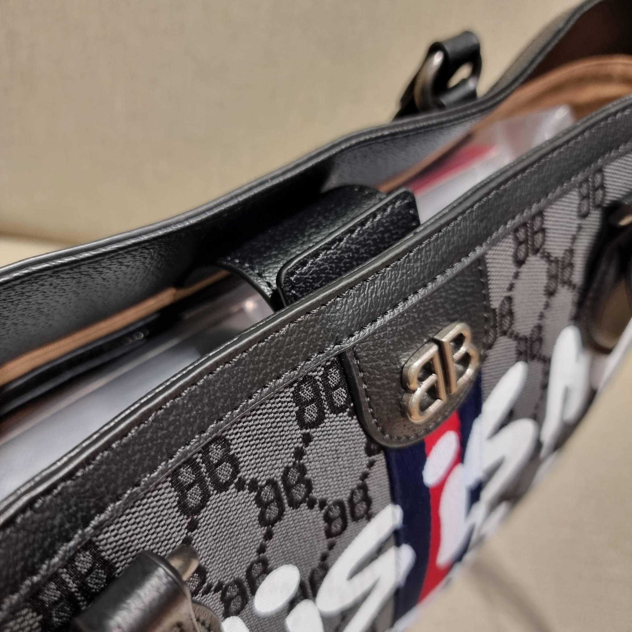 GG×BALEN MEDIUM OPHIDIA TOTE สุดครีเอท กับกระเป๋าช้อปปิ้งทรงโท้ท ใบใหญ่ สุดคุ้ม!! โดดเด่นด้วยลวดลายเพ้นท์กราฟฟิตี้ วัสดุผ้าแคนวาส ตัดแต่งเล่นขอบด้วยหนังแท้ ภายในโล่งกว้างมาก ใส่ของได้สบาย หิ้วไปเที่ยวต่างจังหวัด สะพายไปต่างประเทศตามใจ!! เลิศตรงที่ดีไซน์ใบ