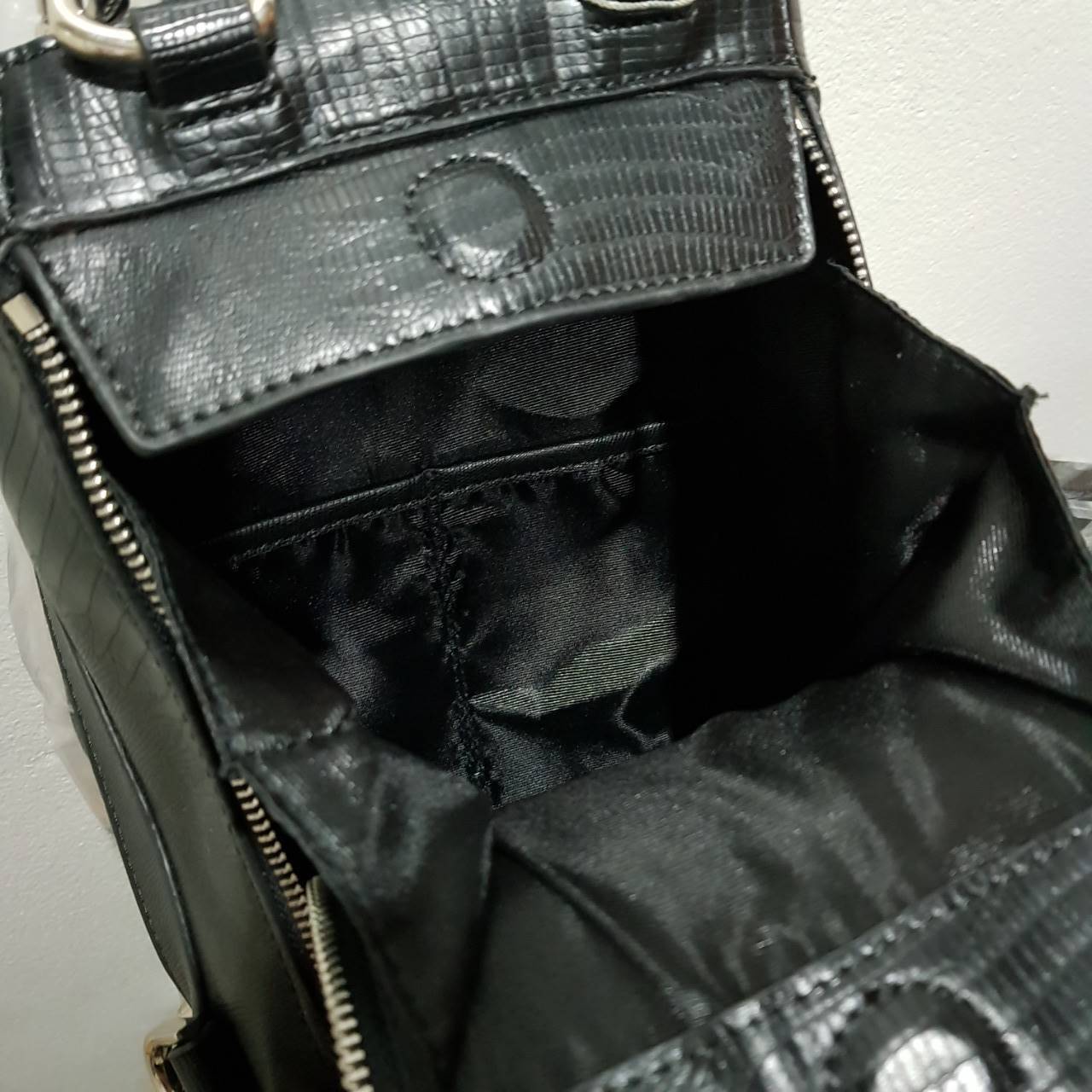 CHARLES & KEITH BACKPACK กระเป๋าเป้สพาย รูปทรงน่ารัก แต่งหมุดให้ look เท่ห์ในตัว ใส่ของได้เยอะ มีซิปเปิดปิดทั้งสองข้าง และกระดุมแม่เหล็ก สวยหรูน่าใช้มากค่ะ