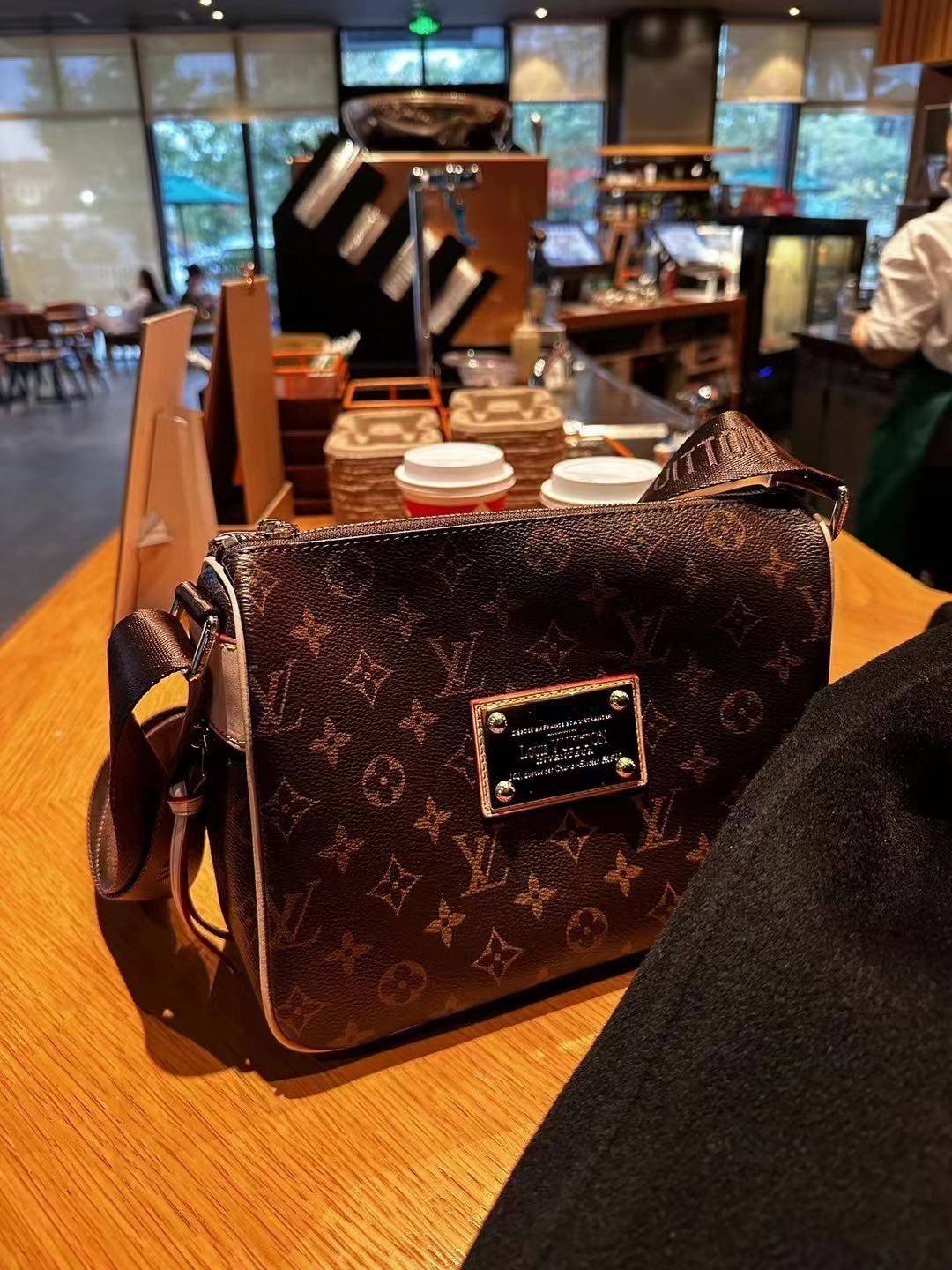 LV INVENTEUR MONOGRAM BAG รุ่นหายากสุดคลาสสิค กับกระเป๋าสะพายข้างดีไซน์วินเทจ ย้อนยุค มีดีเทลความหรูด้วยแผ่นเพลทสีทอง สายสะพายในตัวใช้งานได้คล่องตัว