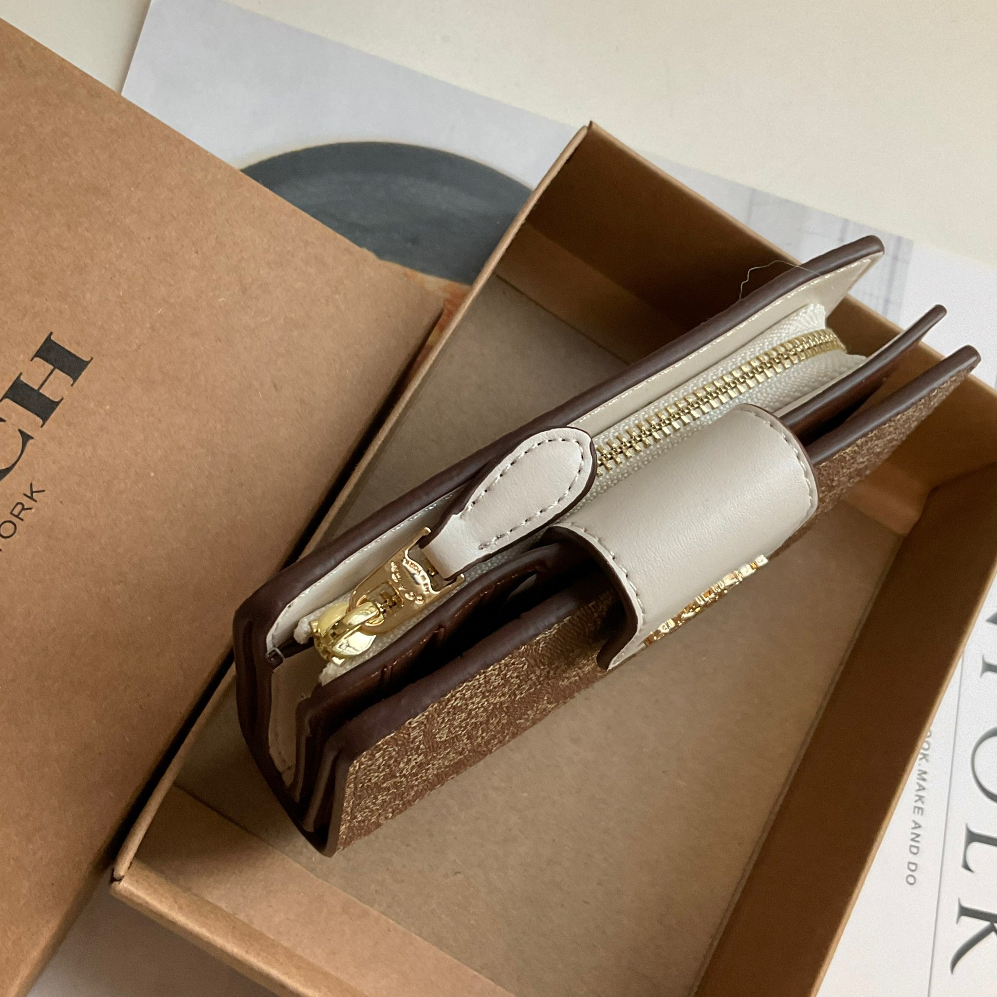 COACH SMALL WALLET IN SIGNATURE CANVAS กระเป๋าสตางค์ใบกลาง แบบพับสองตอน หน้าจดหมาย เปิดปิดด้วยกระดุมปั้มแบรนด์ ด้านในมีช่องใส่บัตรหลายช่อง พร้อมช่องใส่รูป และช่องใส่ธนบัตร ด้านหลังมีช่องซิปเหรียญอีกหนึ่งช่อง น้ำหนักเบา พกพาสะดวก อะไหล่ทองสุดหรู ห้ามพลาดค่