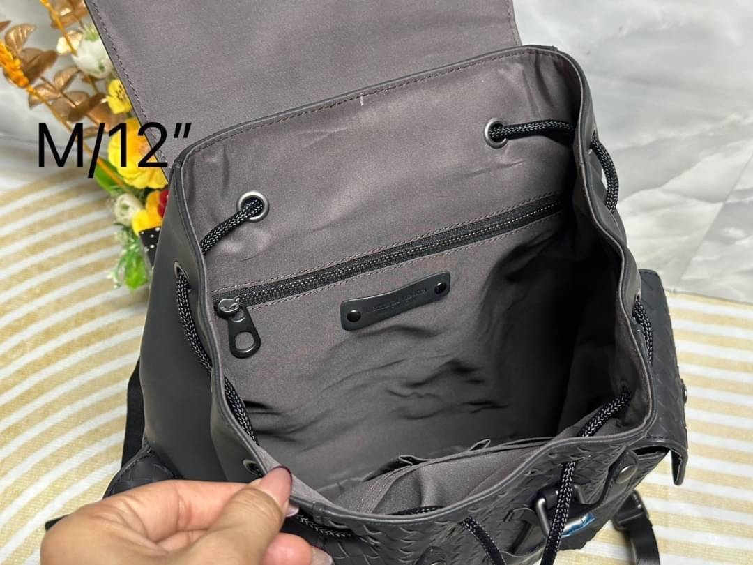 Bottega Veneta Shadow Signature Flap Backpack กระเป๋าเป้ โดดเด่นด้วยงานสานตารางสวยคลาสสิคเรียบหรูเป็นเอกลักษณ์ ดีไซน์เรียบง่าย แต่ดูแพง กิมมิคที่ใครๆก็อยากเป็นเจ้าของ