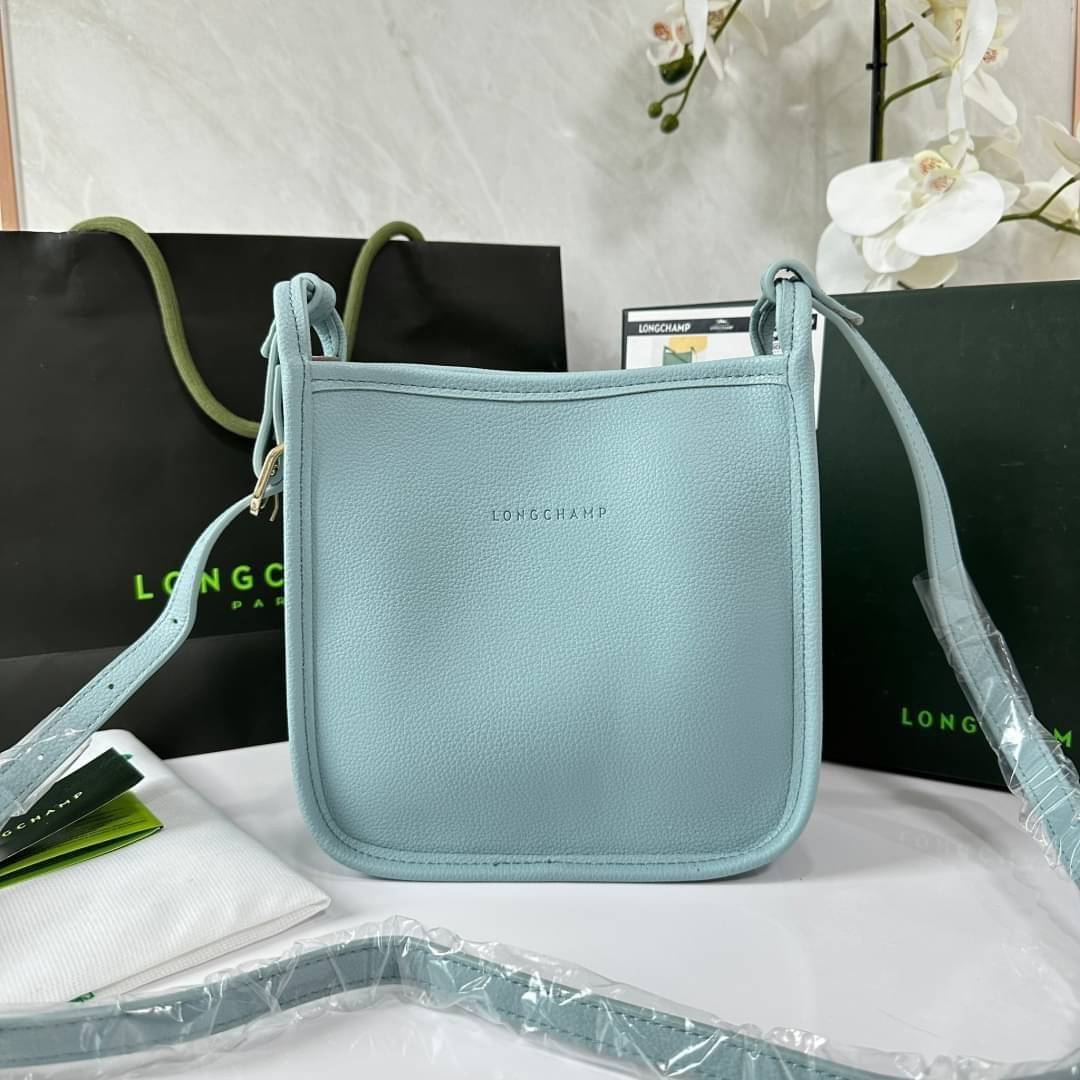 LONGCHAMP LE FOULONNÉ CROSSBODY BAG กระเป๋าสะพายที่เรียบง่ายและดูดี การออกแบบที่คล่องตัวของรุ่นนี้เหมาะอย่างยิ่งสำหรับผู้หญิงที่มีบุคลิกที่ต้องการกระเป๋าสไตล์แบบเรียบง่าย