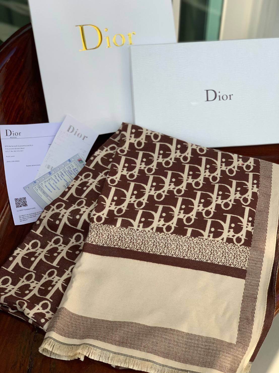 CHRISTIEN DIOR PARIS VINTAGE SILK SCARF สุดเอ็คเซ็คคลูทีฟกับแบรนด์ดังจากปารีส ด้วยงานพรีเมี่ยมกิ้ฟ ส่งมอบความรู้สึกดีๆให้กับคนที่คุณรัก ในรูปแบบผ้าพันคอและผ้าคุมไหล่ผืนใหญ่ให้ความอบอุ่น ถักทอด้วยผ้าcashmereลายวินเทจ มาพร้อมกล่องแบรนด์และถุงกระดาษกลายเป็นข