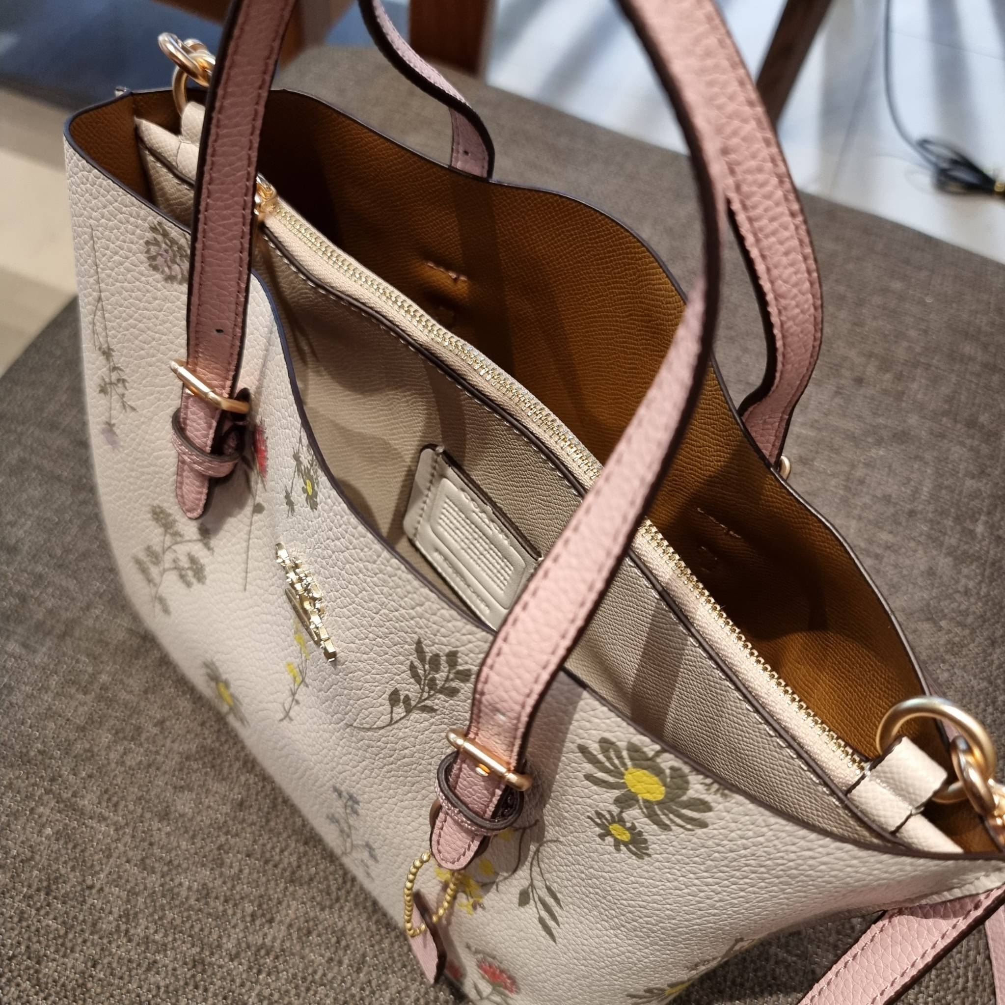COACH C4084 MOLLIE TOTE 25 WITH SPACED WILDFLOWER PRINT ดีไซน์ใหม่ล่าสุด กระเป๋าโท้ทไซส์เล็กที่สาวๆต่างก็ต้องปักใจรัก รอบนี้น้องถูกเติมแต่งลวดลายดอกไม้ เพิ่มดีเทลความน่าใช้ไปอีก วัสดุหนัง pepble เรียบหรูดูดีม้าก!! ภายในโล่งกว้าง มีช่องซิปกลางใส่ของได้ ขนา