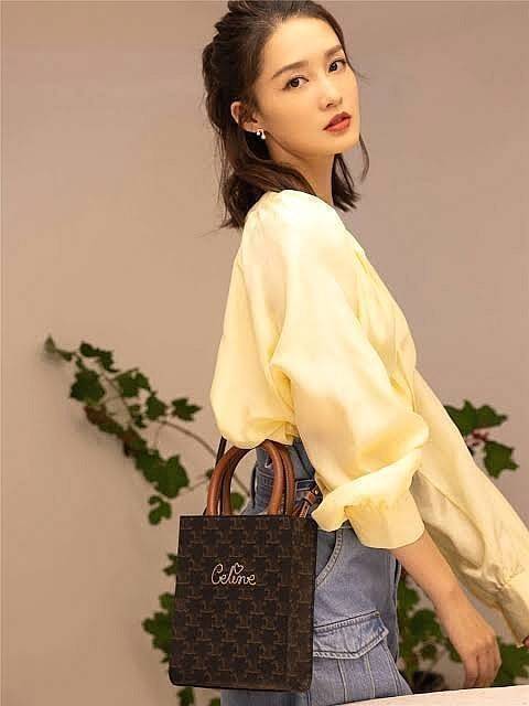 CELINE MINI HAND CARRY AND CROSSBODY BAG VIP GIFT WITH PURCHASE (GWP) พรีเมี่ยมกิ๊ฟ Limited จาก CELINE HAUTE PARFUME DUTYFREE COUNTER วัสดุ COATED CANVAS ดีไซน์ทรงเหลี่ยมสวยหรูสุดคลาสสิคในสไตล์สาว Lisa หนังสวยอยู่ทรงกันน้ำ มีโลโก้แบรนด์ด้านหน้า ภายในโล่งก
