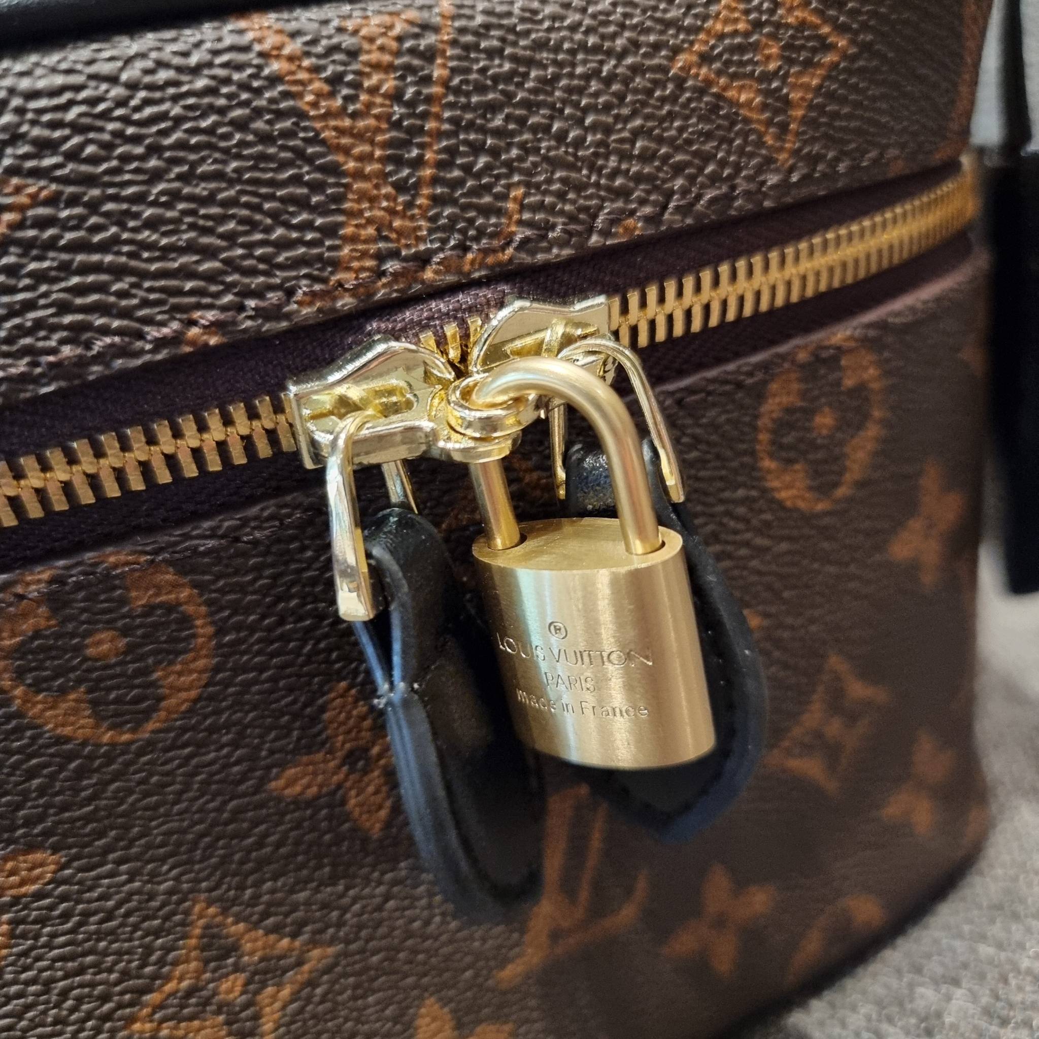 LV EXCLUSIVE VIP COSMETICS GIFT BOX กระเป๋าถือ/สะพาย สวยอยู่ทรง มาพร้อม box set สุดหรู adapt ใช้เป็นกระเป๋าเก็บเครื่องสำอางค์ ถือเชิดๆ หรือสะพายเลิศๆ ไปเที่ยว ไปไหนๆก็ดูแพง!! สวยจริงจัง!! พิเศษ!! มาพร้อมแม่กุญแจล็อคครบชุด และพวงหนังห้อย คุ้มมากๆแม๊!! ทุกด