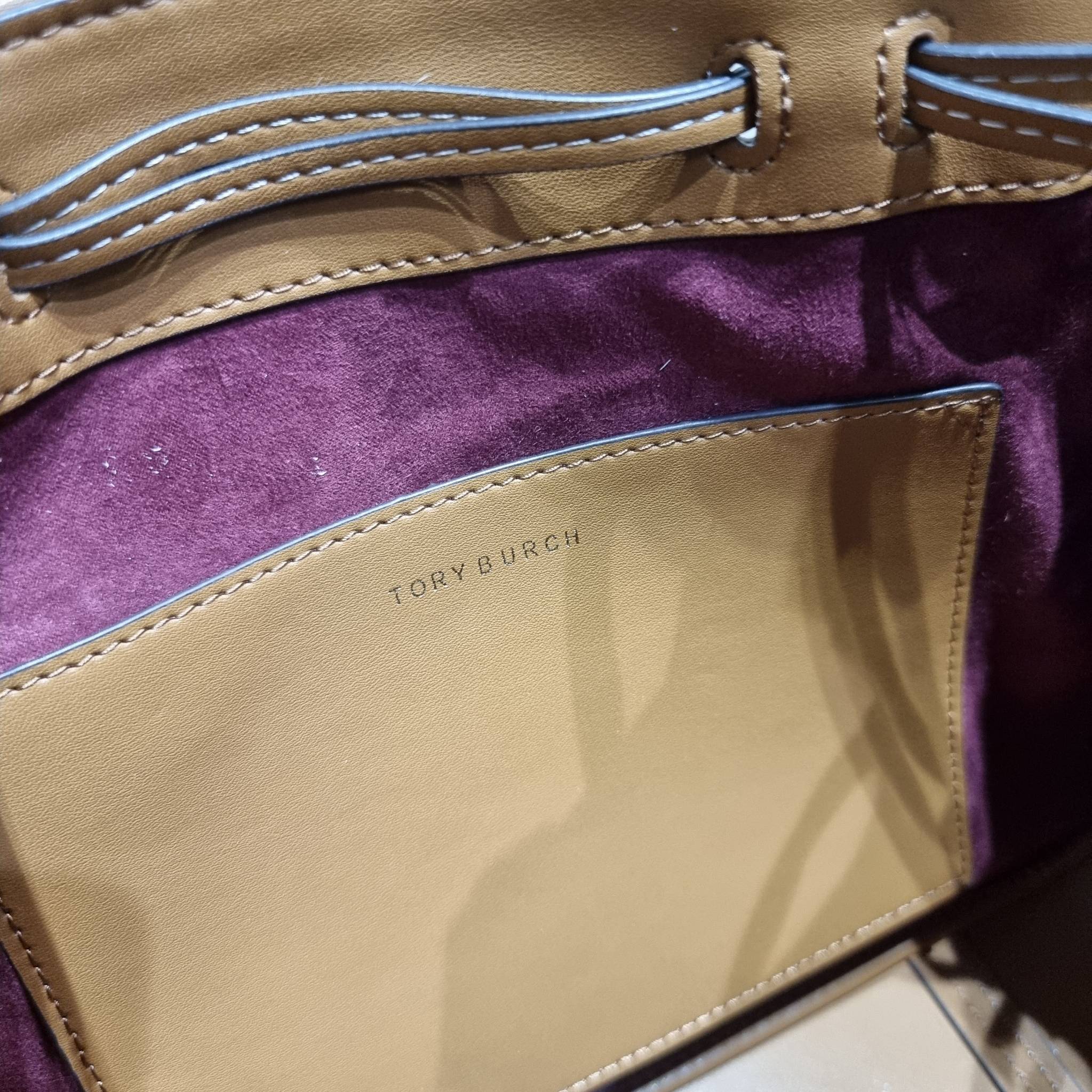 TORY BURCH T MONOGRAM JACQUARD BELL BAG คอลเลคชั่นใหม่ กับกระเป๋าลายโมโนแกรมยอดฮิต ที่มาในรูปทรงดีไซน์สวยเก๋ ชิคๆคูลๆ รับรองว่าไม่มีเกร่อ ตัวกระเป๋าทรงเหลี่ยม รูปเก็บทรงได้ในส่วนของปากกระเป๋า หรือไม่รูด ก็ได้ความสวยไปอีกแบบ วัสดุผ้า jacquard ตัดสลับหนังแท