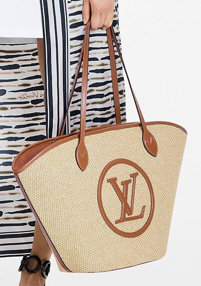 LV SAINT JACQUES LIMITED BAG ไอเท็ม เอ็กซ์คลูซีพจัดมาให้สาวๆโดยเฉพาะ!! กระเป๋าสะพายใบใหญ่รุ่นลิมิเต็ดหายาก ด้วยวัสดุสังเคราห์จากธรรมชาติ สานเต็มใบออกมาเป็นลวดลายสวยงาม และยังโดดเด่นด้วยโลโก้ สีโทนอุ่น ทำให้ไอเท็มนี้ ดูดีน่าค้นหา มาพร้อมใบลูกอีกหนึ่ง ที่สา