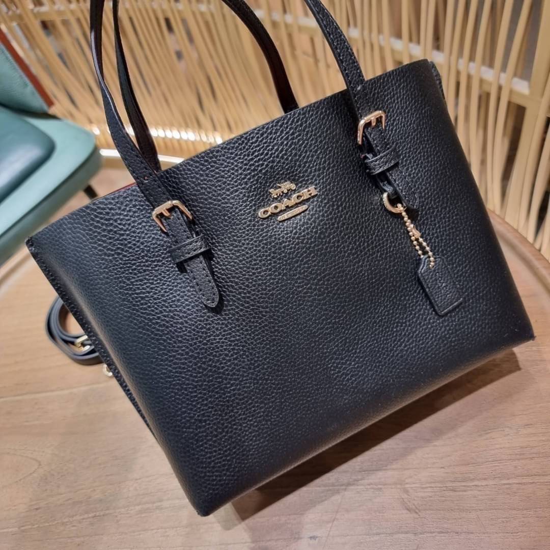 OUTTLET 】COACH MOLLIE TOTE 25 (C4250 C4084) น้องคนสวยอีกหนึ่ง!! กระเป๋าโท้ทไซส์เล็กที่สาวๆหลงรัก ดีไซน์คลาสสิคเหมือนเดิม เพิ่มเติมคือสะดวกขึ้นเยอะ!! ย่อส่วนมาจากใบใหญ่เป๊ะๆ น่ารักน่าใช้มากๆ วัสดุหนัง crossgrain ทนทาน ใช้งานง่าย เรียบหรูดูดีม้าก!! ภายในโล่