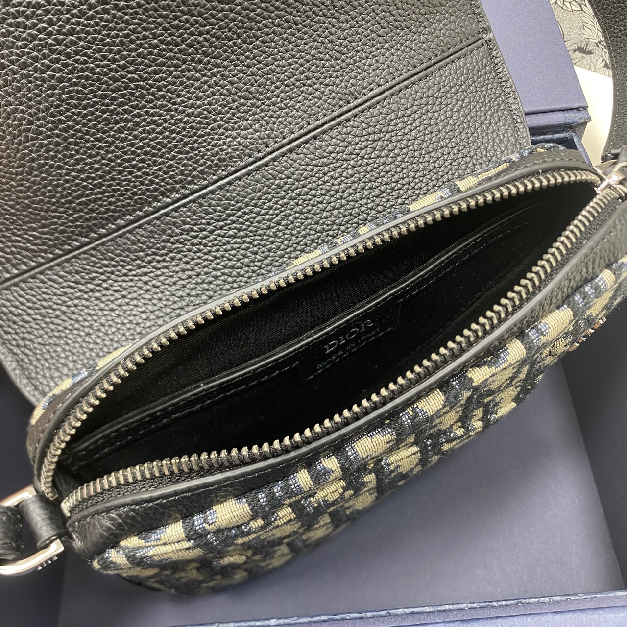 ORI หนังแท้ | DIOR Mini Saddle Bag กระเป๋าสะพาย คาดอก ผ้าแจ็กการ์ดลาย Oblique สีเบจและสีดำ นำเสนอมุมมองใหม่ให้กับดีไซน์ไอคอนิกด้วยรูปทรงที่ทันสมัย