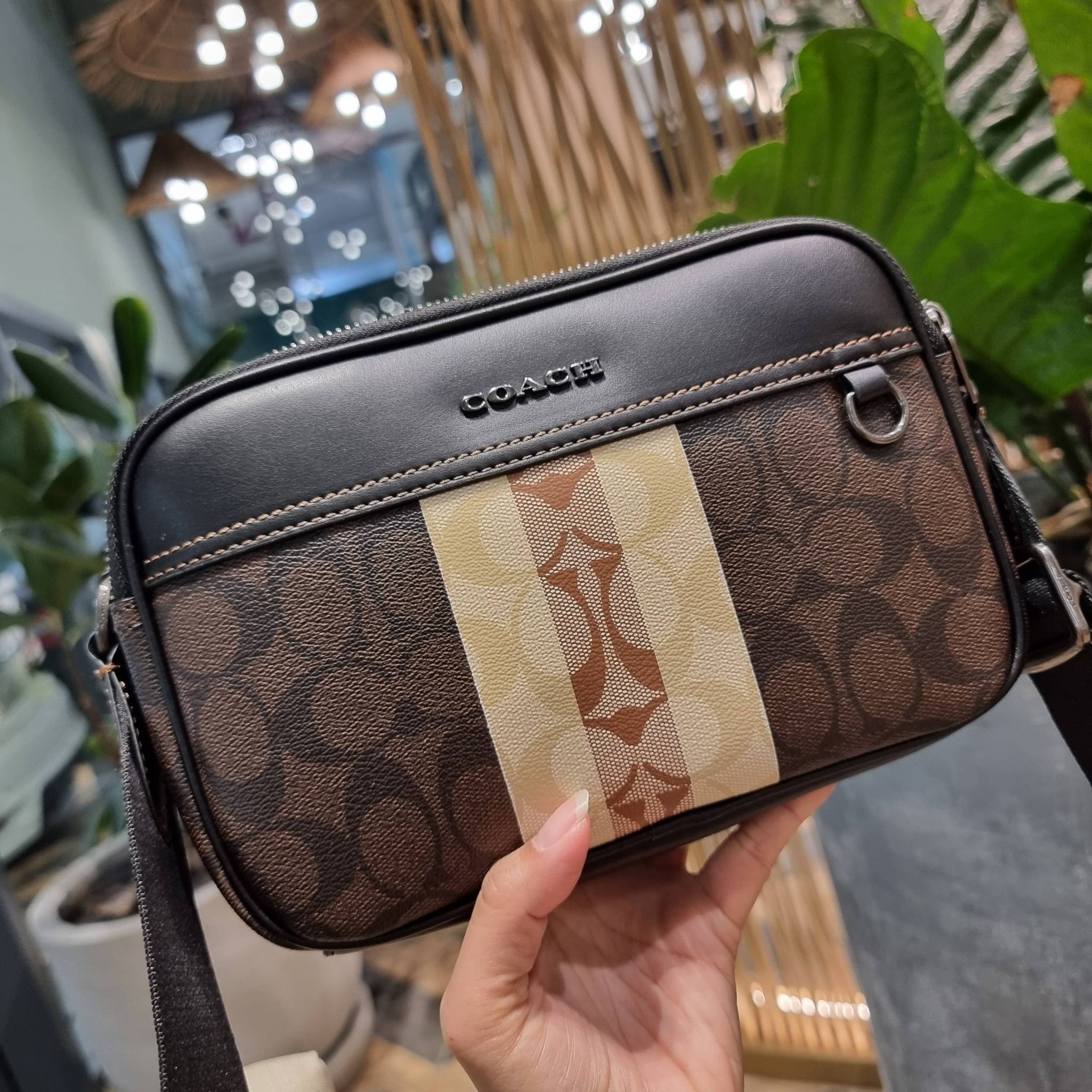 COACH GRAHAM CROSSBODY IN BLOCKED SIGNATURE CANVAS WITH VARSITY STRIPE C9965 อีกหนึ่งกระเป๋าครอสบอดี้รุ่นยอดฮิตสำหรับหนุ่มๆ ที่สาวๆก็ใช้ได้!! ดีไซน์ใหม่เพิ่มดีเทลความแพงไปอีก รูปทรงคลาสสิค ใช้งานสะดวก ง่ายต่อชีวิต วัสดุหนังแคนวาสเคลือบลายสลับหนังแท้ ด้านห