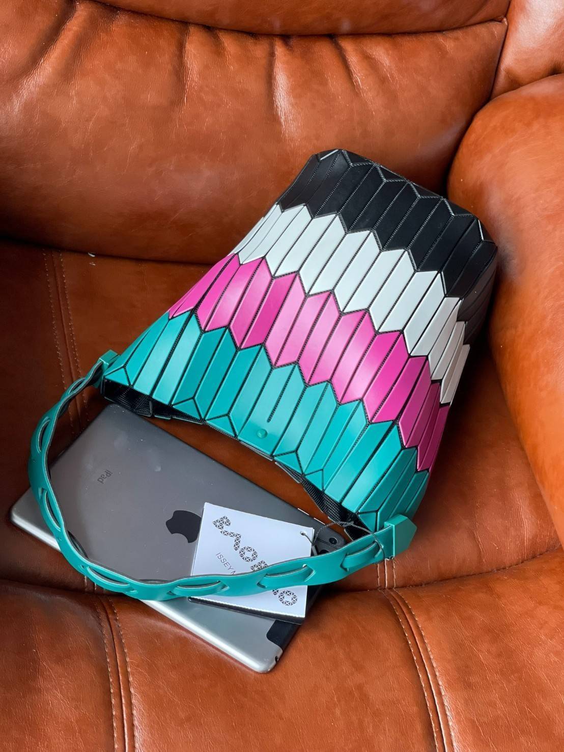 Large : Baobao Issey Miyake Large Bucket กระเป๋าบัคเก็ตขนาดใหญ่สามารถใช้ใส่ร่มพับได้หรือขวดน้ำขนาดเล็กได้ ซีรีย์ใหม่นี้มีจุดเด่นที่แผ่นรูปทรงสี่เหลี่ยมด้านขนานในแนวตั้ง เกิดเป็นรูปทรงสามมิติซึ่งแตกต่างไปจากรูปทรงที่เกิดขึ้นจากแผ่นสามเหลี่ยม หูหิ้วสามารถขย