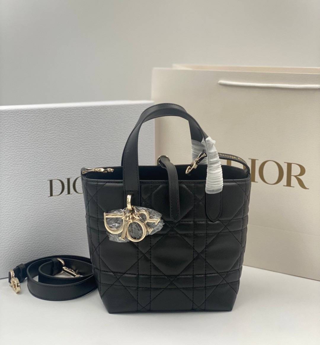 ORI | หนังแท้ DIOR Small Toujours vertical tote bag กระเป๋าทรงโท้ทไซส์เล็กสวยหรู ดีเทลสุดประณีตคอมพลีตลุคในทุกวัน เย็บลวดลาย macrocannage และชาร์มตัวอักษร D,I,O,R