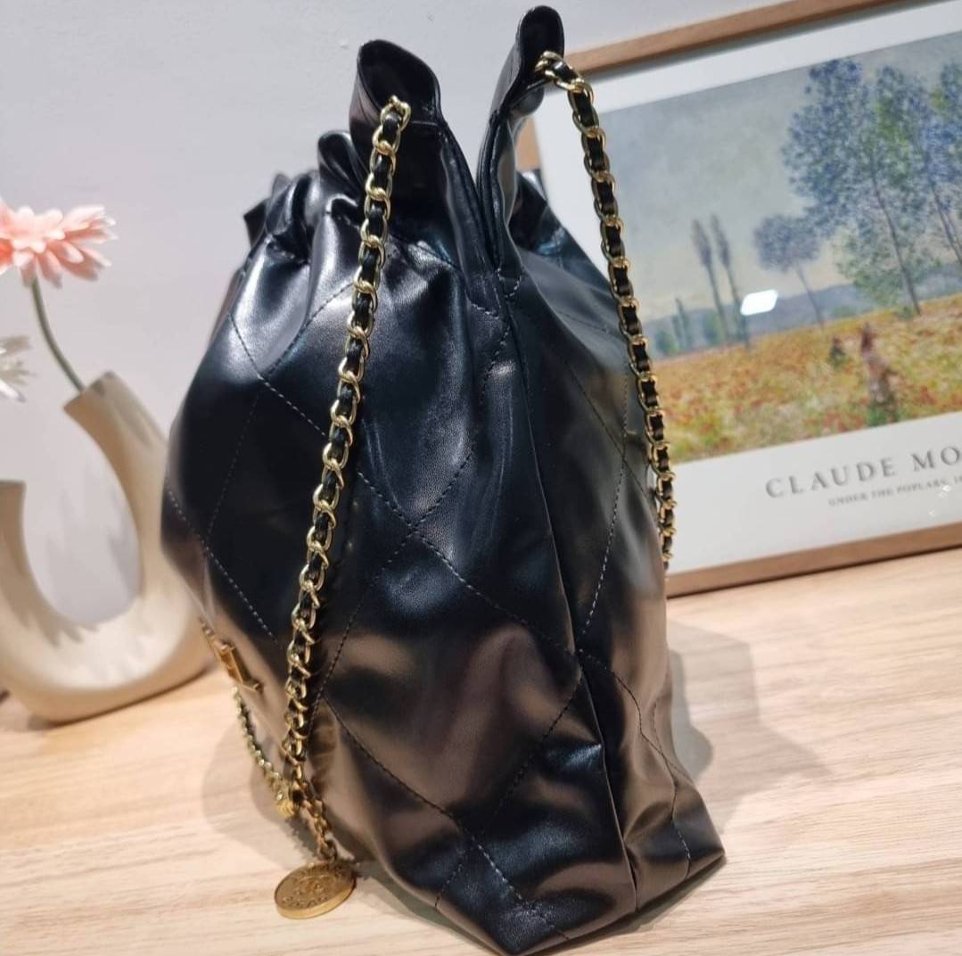 Chanel 22 bag เกินต้านที่สุดกับไอเท็มนี้ ที่สาวๆหรือใครๆก็ต้องมีแล้ว!! แค่เห็นก็หลงรัก กระเป๋าทรงสวย ดีเทลเรียบแต่มีความหรูแอบซ่อนอยู่ ด้วยดีไซน์สายสะพายโซ่สีทอง และโลโก้อันโดดเด่น ดีงามน่าหลงใหลมาก