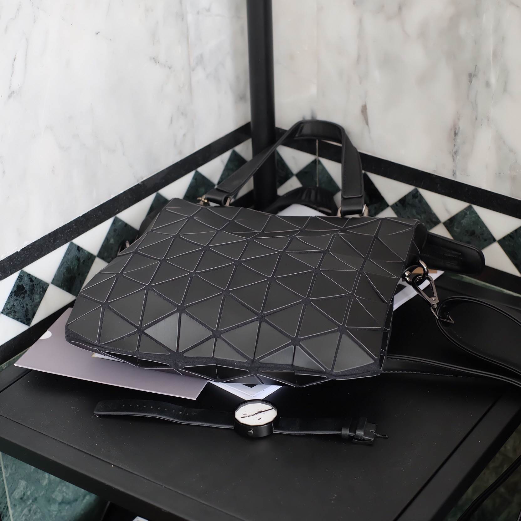 สินค้ามาใหม่ค่า สีดำด้าน สวยมากกก 💕ทรงสุดฮิตจากแบรนด์ David Jones - Matte black กระเป๋า ทรง Tote ตัวกระเป๋าเย็บติด ด้วยแผ่นอคิลิค สีดำสุดหรู ดีไซน์เกร๋ #จุดเด่นที่ น้ำหนักเบา สามารถ ถือ หรือ สะพายไหล่ได้คะ ใบใหญุจุของคุ้ม แต่น้ำหนักเบาคะ มีใบเดียว