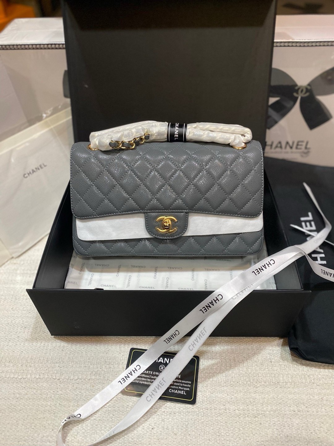 CHANEL Classic Medium Flap Bag กระเป๋าสะพายคลาสสิกรุ่นยอดนิยมตลอดกาล ดีไซน์เรียบหรูหราขับผิว งานหนังแท้สวยมาก มีอะไหล่เงินและทอง สุดยอดเดอะเบสท์ไอเท็ม