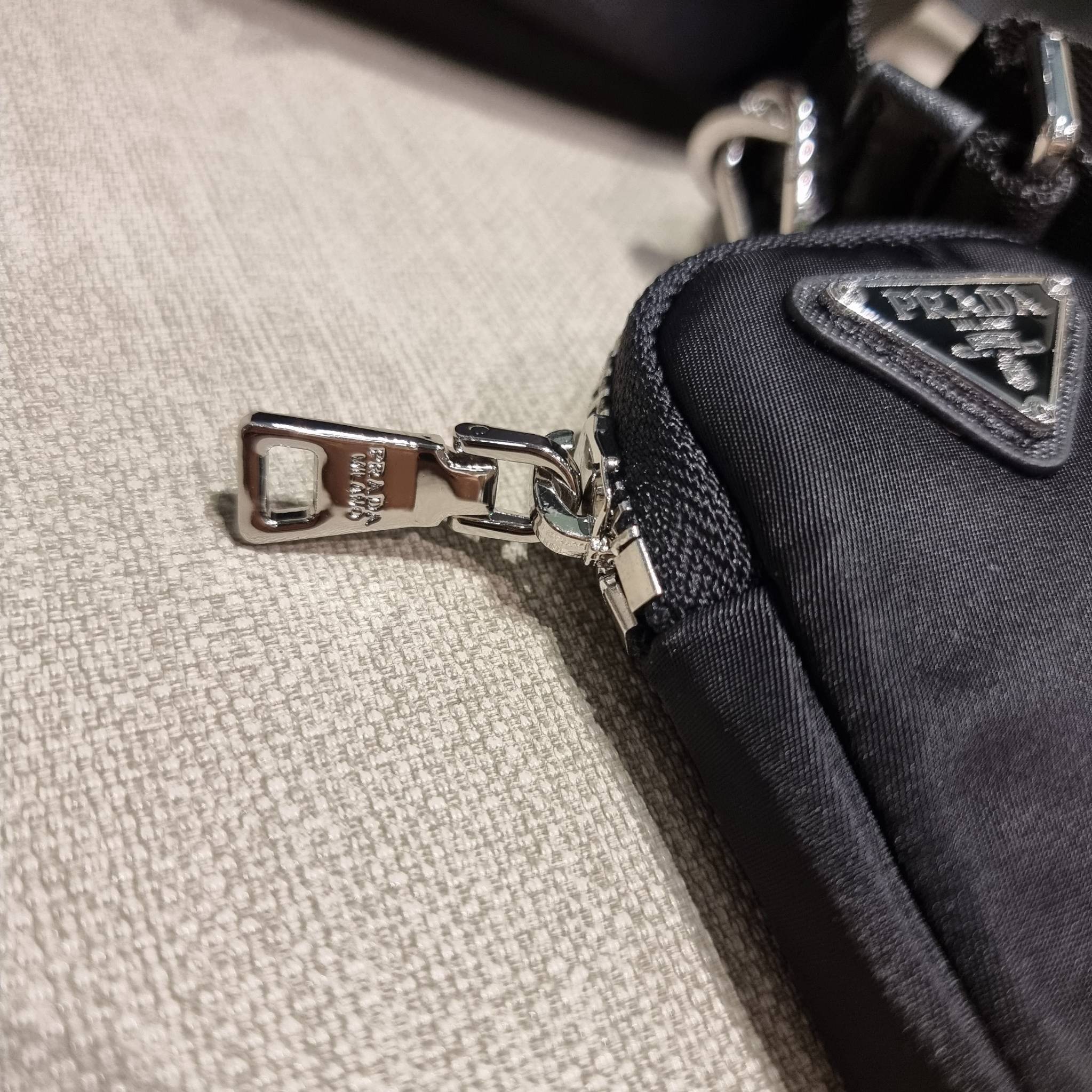 PRADA RE-NYLON AND LEATHER SHOULDER BAG ถึงเวลาของหนุ่มกันแล้ว!! ไอเท็ม best seller ที่เตรียมขึ้นแท่นรุ่นหายาก เท่ คูล ดูดี ไม่เกร่อ กระเป๋าสะพายข้าง รูปทรงเรขาคณิต ดีไซน์เรียบง่าย แต่มีความหรูในตัว วัสดุผ้าไนล่อนคุณภาพ พร้อมใบลูก ไว้ใส่เหรียญ ใส่กุญแจได้