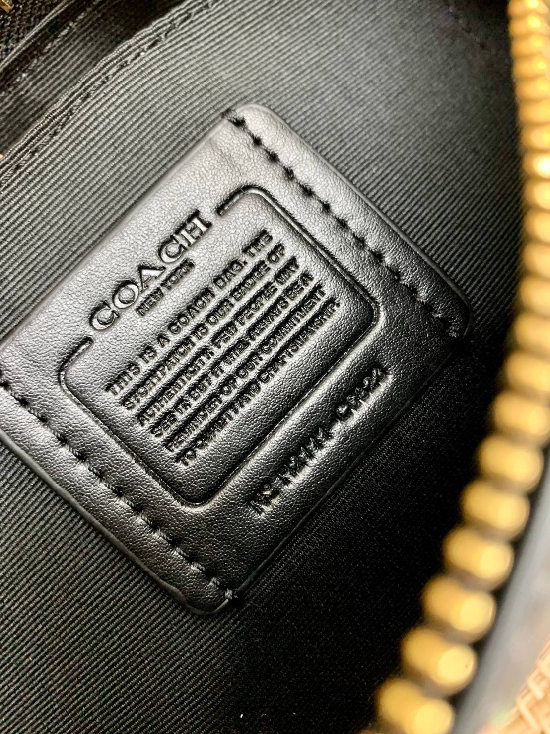 NEW ARRIVAL! นาทีนี้ต้องมีแล้วค่ะ ต้อนรับหน้าหนาวกันน! COACH JES BAGUETTE IN SIGNATURE CANVAS WITH COACH RADIAL RAINBOW ((C6817)) พร้อมส่งที่ไทย สิคค้าเข้าใหม่ค่ะ! กระเป๋าสะพายครอสบอดี้ร์ หนังแท้ น้ำหนักเบา เปิดปิดกระเป๋าแบบซิป ภายในสามารถใส่กระเป๋าเงินใบ