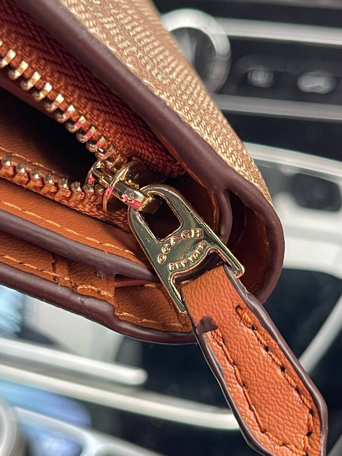 COACH MEDIUM CORNER ZIP WALLET กระเป๋าสตางค์ขนาดกลางที่ถือว่าเป็นไอเทม Must Have ของทุกเพศทุกวัยที่ต้องพกติดตัวไว้ตลอดเวลา เพราะนอกจากจะช่วยจัดเก็บเงิน บัตรประชาชน บัตรเครดิตและต่าง ๆ ให้เป็นระเบียบเรียบร้อยยังต้องคำนึงถึงประโยชน์ใช้สอยร่วมด้วย กระเป๋าสตา