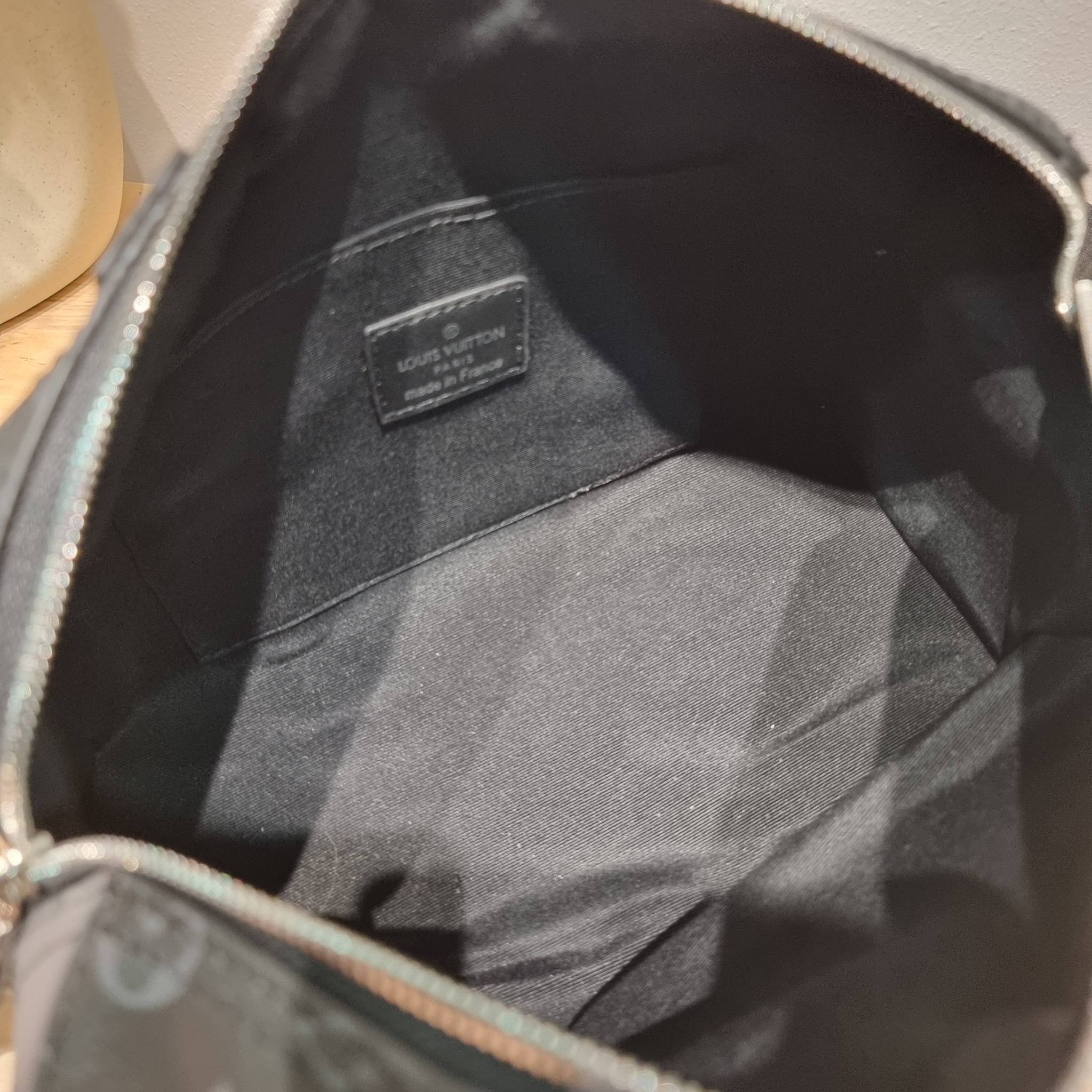 LV CITY KEEPALL Monogram Eclipse Bag กระเป๋าสะพายทรงหมอนสุดคลาสสิค ด้วยดีเทลความเป็นเอกลักษณ์ เรียบหรูด้วยความโดดเด่นจากลวดลายโมโนแกรม ขนาดกำลังดี