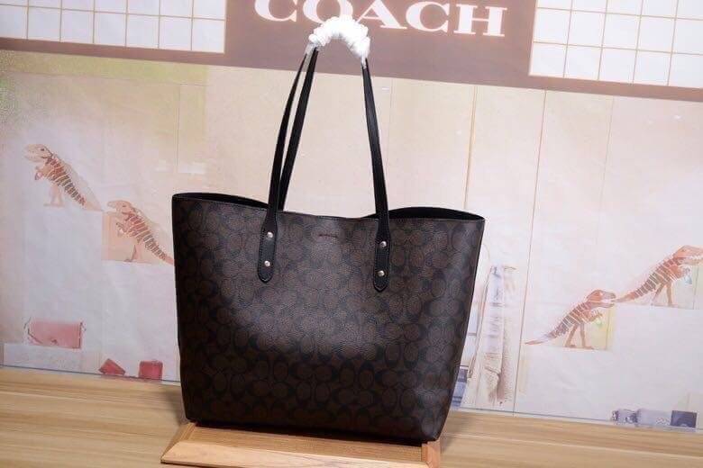 รุ่นยอดนิยม COACH TOWNTOTE IN SIGNATURE CANVAS F76636 กลับใช้ได้ทั้งสองด้าน ใบขนาดใหญ่จุใจ ใส่ของได้เยอะมากกก เป็นรุ่นที่สวยตลอดกาล ควรมีติดตู้ไว้เลยค่าา