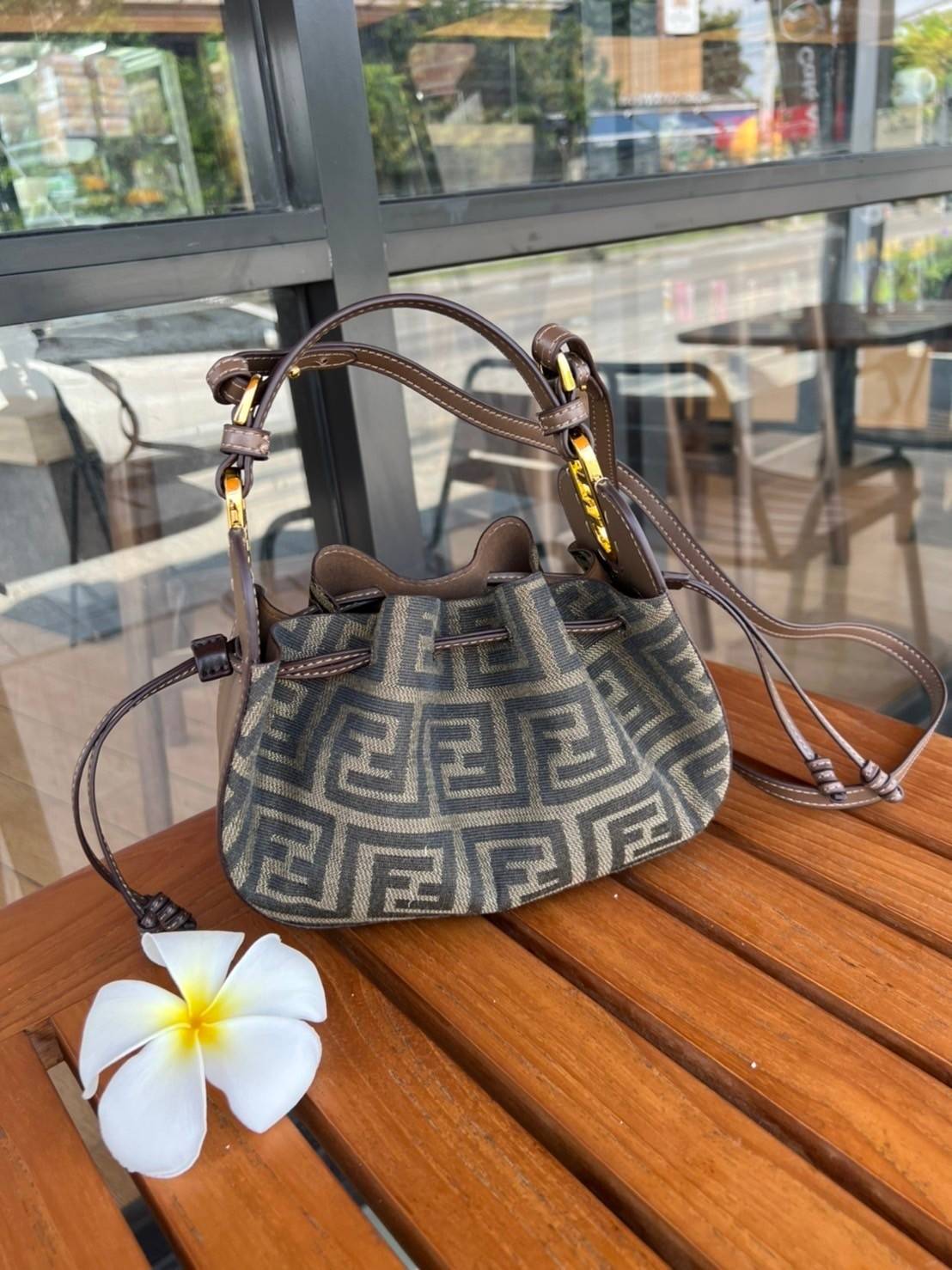 Fendi Pomodorino Brown FF Fabric Mini Bag กระเป๋าถือหรือสะพายไหล่ วัสดุผ้าโพลีเอสเตอร์ ลายแบรนด์ ผสมหนังวัวแท้ เปิดปิดด้วยเชือกรูด ทรงน่ารัก กะทัดรัด น้ำหนักเบา ใส่โทรศัพท์ i-phone+ ได้ สวยหรูลูกคุณหนูที่สุดเลยค่าใบนี้