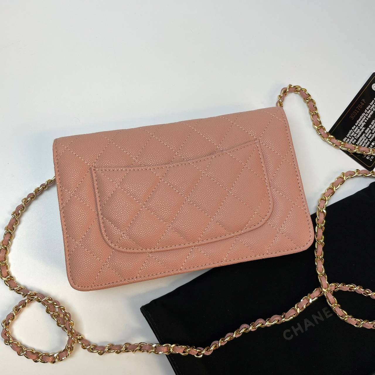 VIP 】หนังแท้ CHANEL WOC style โทนสีพาสเทล กระเป๋าสะพายทรงสวยตลอดกาล วัสดุหนังลายคาเวียร์ เนื้อนุ่ม อยู่ทรงคุณภาพดีตามแบบฉบับของแบรนด์ น้ำหนักเบา ด้านหน้ามีโลโก้แบรนด์อะไหล่หรู มีช่องใส่บัตร ใส่ของจุกจิก เปิดปิดด้วยฝาปิดกระดุม ซับในหนัง ตัวจริงสวยมากๆถูกใจ