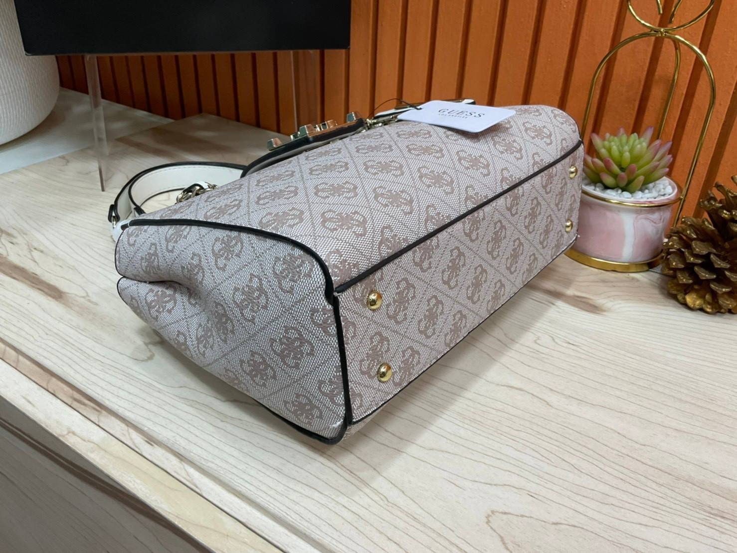 กระเป๋าสะพายไหล่ Guess Logo City Small Society Satchel กระเป๋าสะพายไหล่ ขนาดกำลังดี วัสดุ pu สวยอยู่ทรง มาพร้อมพวงกุญแจน่ารักๆ ถอดออกได้ ด้านหน้าประดับโลโก้แบรนด์ เปิดปิดด้วยซิป มี 2 ช่องหลักใช้งาน ภายในช่องซิปหน้าแยกเป็นสัดส่วนการใช้งาน ซิปช่อง 2 โล่งกว้