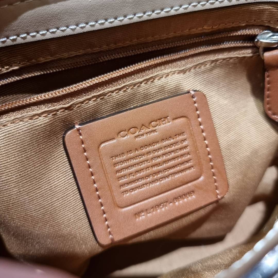 COACH 89089 CASSIE CROSSBODY 19 IN SIGNATURE CANVAS คัมแบ็คแล้วจ้า!! เรียบหรู ดูดี ต้องไอเท็มนี้เลย!! กระเป๋าสะพายข้าง สุดพิเศษ!! มีสายมาให้ถึง 3 แบบ!! สลับใช้แมทช์ตามสไตล์ได้เลย วัสดุหนังแคนวาสสลับหนังแท้ บอกเลยว่าสวยทุกสีนะคอลนี้ เปิด-ปิดด้วยตัวบิดล็อค 