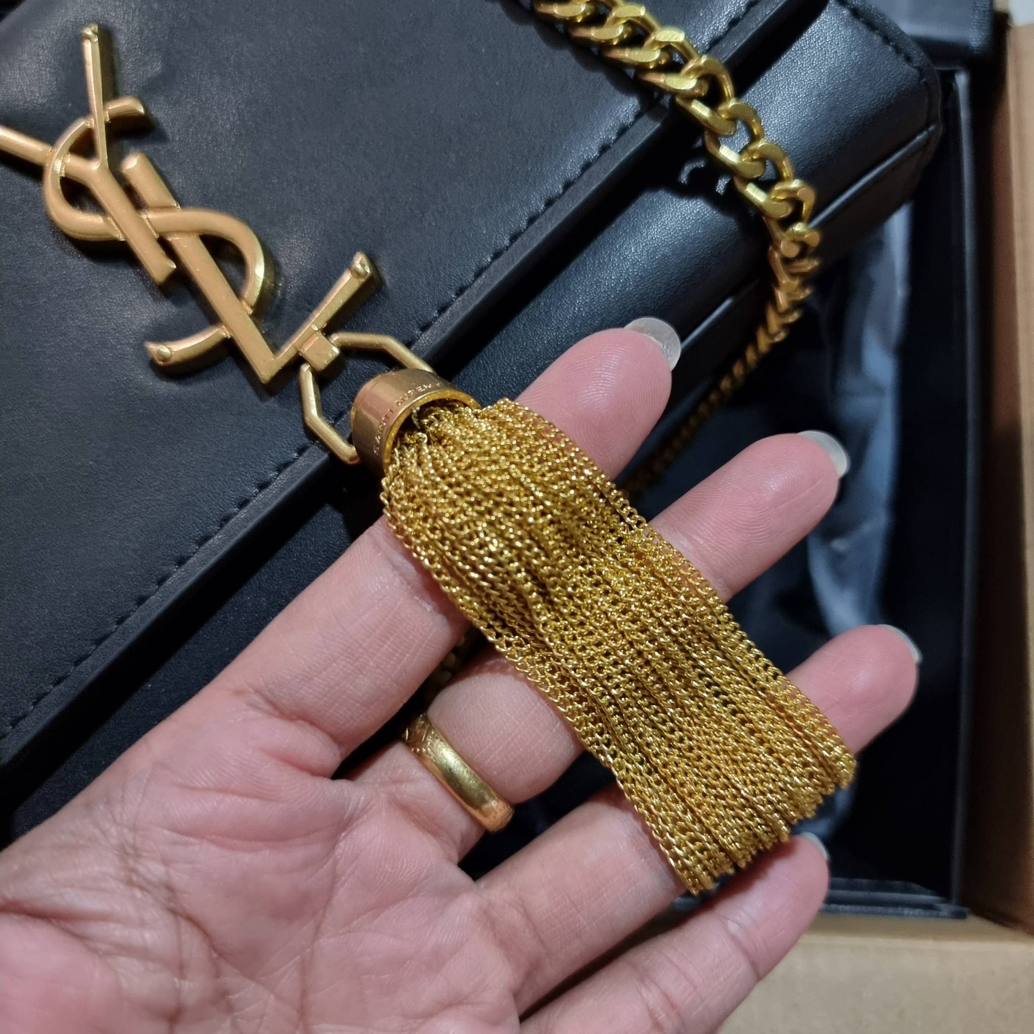 Yves Saint laurent small kate bag สุดหรู ทรง woc ที่แสนจะฮอตปรอทแตก ดีไซน์เรียบ แต่แอบมีดีเทลความหรูที่พู่ห้อยสีทองโดดเด่น เพิ่มความแพงอีกหนึ่ง วัสดุหนังแท้สัมผัสดีงาม ใช้งานง่ายเพียงแค่เปิด-ปิดด้วยกระดุมแม่เหล็ก ภายในเป็นช่องโล่ง มีช่องใส่บัตร ใส่มือถือ 