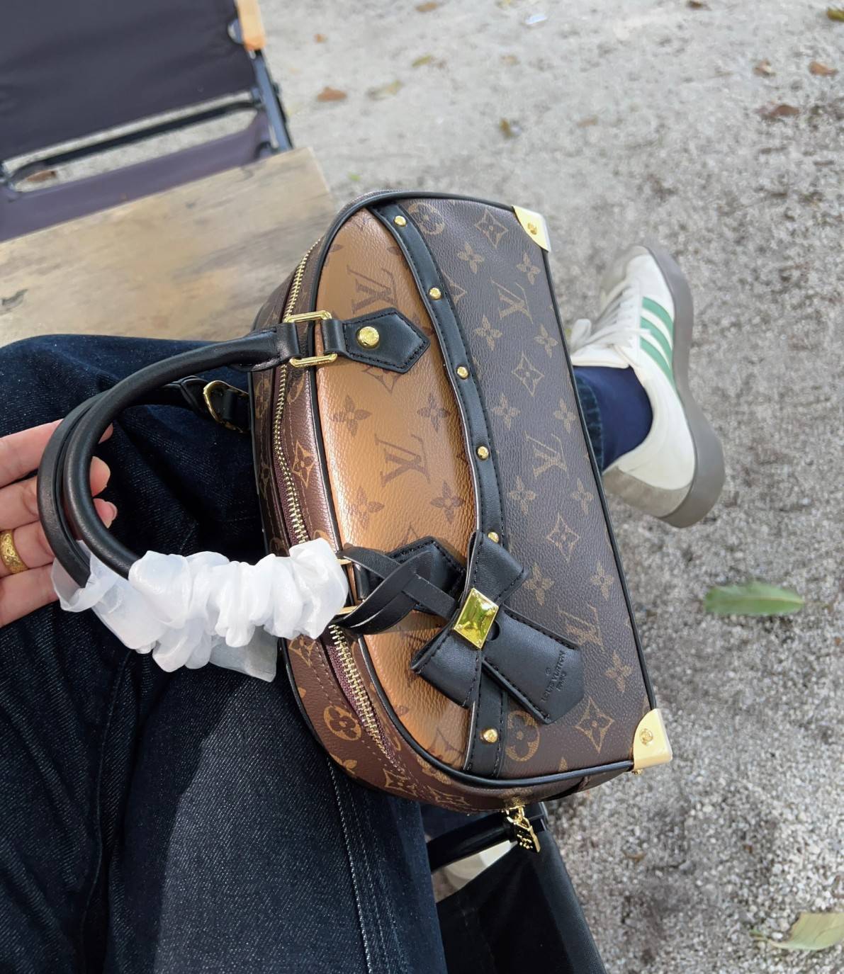 ORI หนังแท้ | LV x TM Handbag East West Murakami ซีซั่นนี้จะเป็นรุ่นไหนไปไม่ได้นอกจากรุ่นใหม่ล่าสุด พิมพ์ลายโมโนแกรมทั้งใบทรงล้ำสมัย หนังแท้นิ่มอย่างดี ประดับด้วยหมุดโลหะสีทองสุดหรูค่ะ