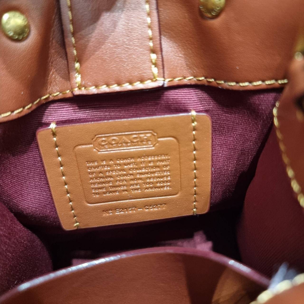 COACH C5277 MINI CASHIN TOTE IN SIGNATURE CANVAS กระป๋าสะพายข้างไซส์มินิ ไอเท็มหายาก!! ที่น่ารักที่สุด!! น่าใช้ไม่อยากวาง!! ยกให้น้องสาวใบนี้จริงๆ ดีไซน์รูปทรงโท้ทคลาสสิค วัสดุหนังแคนวาสสลับหนังแท้ มีหูจับในตัวและสายสะพายข้าง ปากกระเป๋ามีสายหนังแถบแม่เหล็