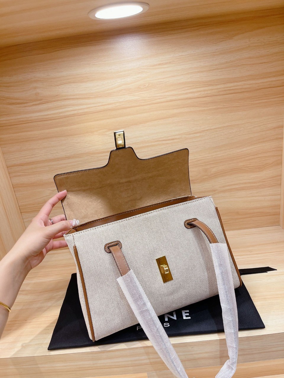 CELINE CROSSBODY BAG VIP GIFT WITH PURCHASE (GWP) พรีเมี่ยมกิ๊ฟ Limited Edition จาก PERFUME DUTYFREE COUNTER กระเป๋าสะพายทรงหรู วัสดุผ้าผสมหนัง ด้านในเปิดปิดด้วยตัวบิดล็อค มีช่องใส่ของแบ่งเป็นสัดส่วน