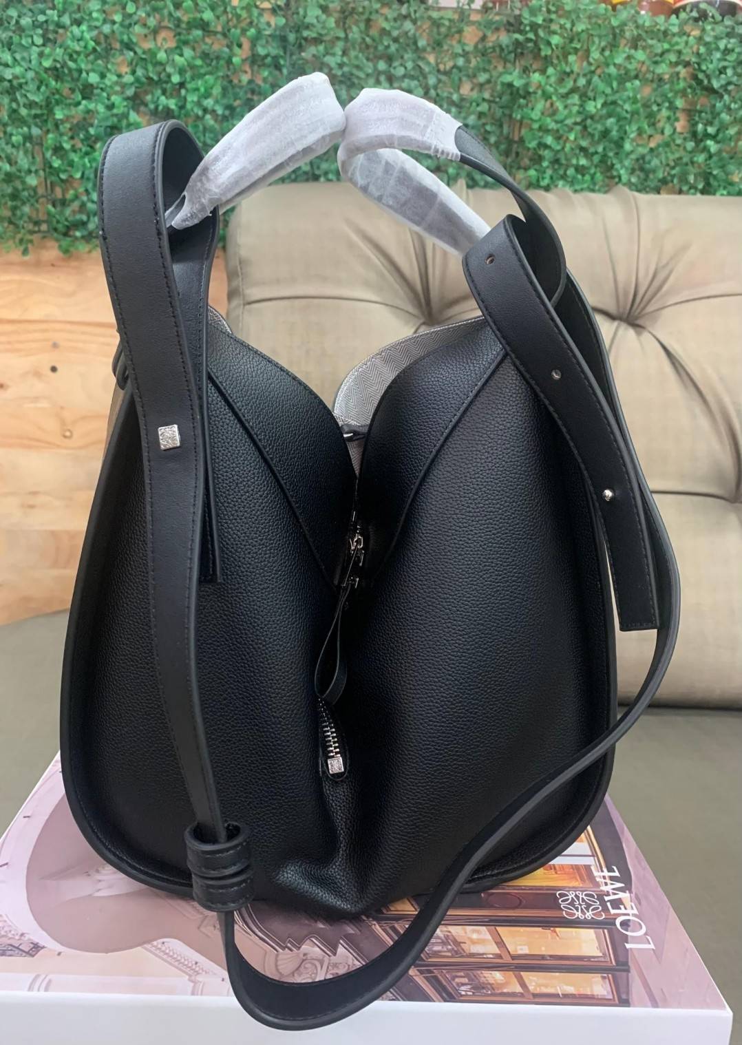 Loewe Hammock Bag / Loewe Small Hammock Leather Bag / กระเป๋าสไตล์แคชชวล มีจุดเด่นตรงการออกแบบทรงกระเป๋าให้ดูคล้ายกับเปลนอน ให้ความรู้สึกสบายๆ