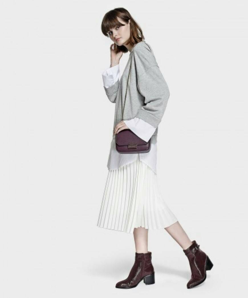 CHARLES & KEITH PUSH-LOCK CHAIN SLING BAG 2018 กระเป๋าสะพายวัสดุหนังคาเวียร์สวยอยู่ทรง ขนาดมินิกำลังดี น้ำหนักเบา เปิดปิดด้วยฝาปิดตัวล็อคปั๊มโลโก้ด้านหน้า ภายใน มีช่องซิป และช่องใส่บัตร มาพร้อมสายสะพายโซ่ยาวสามารถซ้อนสายสั้นสะพายไหล่ หรือสายยาว Crossbodyไ