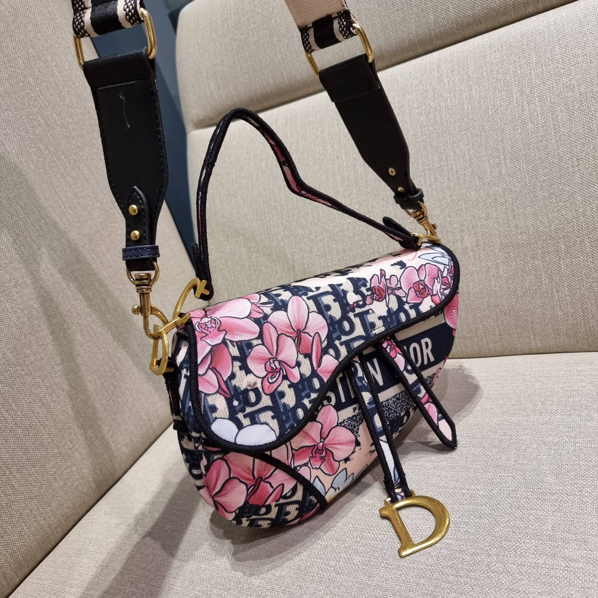 VIP CD OBLIQUE SADDLE BAG / DIOR SADDLE กระเป๋าสะพายข้าง ทรงสวยไม่ซ้ำใคร กิมมิคในตัว ดูแพง ไซส์ใหญ่ ดีไซน์ย้อนยุค เป็นเอกลักษณ์สวยทุกแบบ เปิด-ปิดด้วยกระดุมแม่เหล็กซ่อน ใช้งานง่ายมากๆ ภายในเป็นช่องโล่ง มีช่องซิป ใบสีดำเป็นหนังแท้ ใบลายเป็นผ้าแคนวาส ดูดี ดู