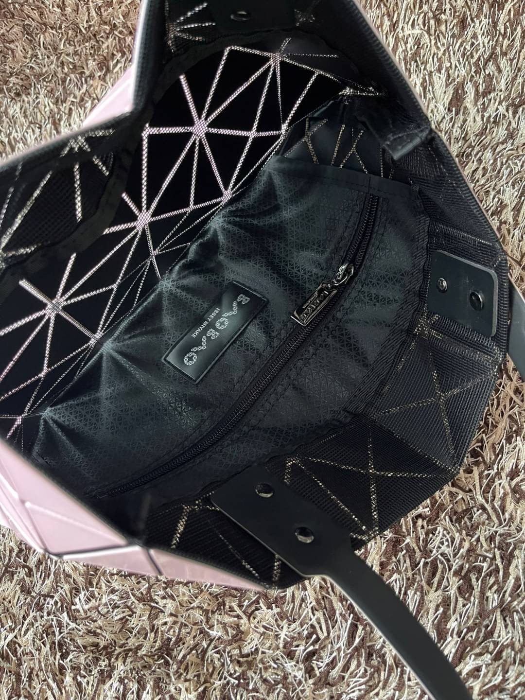 Baobao Issey Miyake 6x6 กระเป๋า Tote รุ่นนี้ถือว่าเป็นกระเป๋า Tote ไซส์กลางที่เหมาะกับการพกพาสิ่งของที่จำเป็นในทุก ๆ วัน มาพร้อมสายที่สามารถปรับได้ทั้งสองสาย และมีช่องใส่ของช่องเล็กด้านใน 1 ช่อง จุของได้เยอะแถมยังทนทาน ใช้เป็น Everyday Bag ได้เลยคะ พกพาสะ