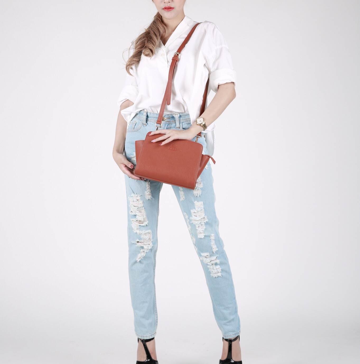 รุ่นใหม่ล่าสุดเลยห้ามพลาดน๊า !!! สาวๆ ที่กำลังหากระเป๋าเสะพาย เบาๆ ดีไซด์เก๋ๆ ขนาดกำลังดี แนะนำใบนี้เลยน๊า จากแบรนด์ KEEP =>> ตัวกระเป๋า เป็นหนัง saffiano ตัวเดียวกันกับ prada เลยค่า =>> น้ำหนักเบา จุเยอะ ดีไซด์ ทันสมัย เข้าได้กับทุกชุด =>&