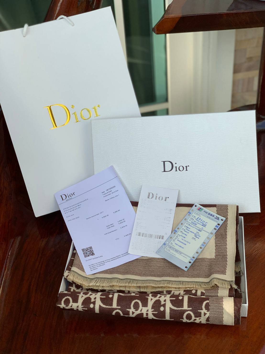 CHRISTIEN DIOR PARIS VINTAGE SILK SCARF สุดเอ็คเซ็คคลูทีฟกับแบรนด์ดังจากปารีส ด้วยงานพรีเมี่ยมกิ้ฟ ส่งมอบความรู้สึกดีๆให้กับคนที่คุณรัก ในรูปแบบผ้าพันคอและผ้าคุมไหล่ผืนใหญ่ให้ความอบอุ่น ถักทอด้วยผ้าcashmereลายวินเทจ มาพร้อมกล่องแบรนด์และถุงกระดาษกลายเป็นข