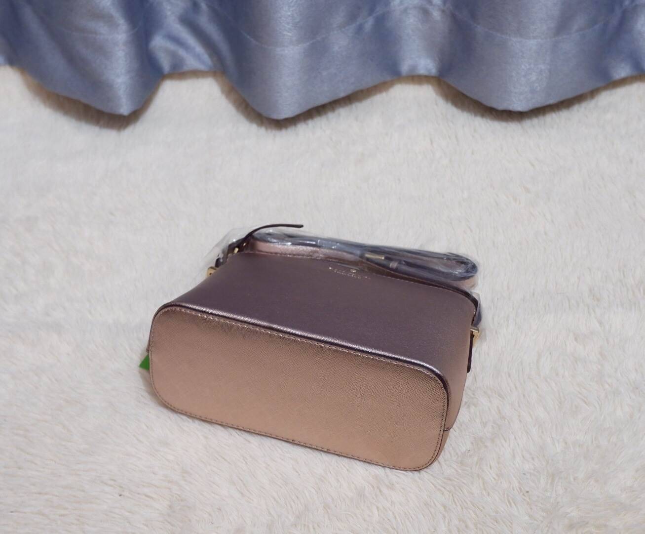 KATE SPADE CEDAR STREET MANDY แบรนด์ดังจากอเมริกาสุดฮิต กระเป๋าขนาดน่ารัก สะพายข้าง หนัง saffiano ภายในลายสวยเก๋สีทองเรียบหรู ทรงแข็งอยู่ทรง MUST HAVE!!