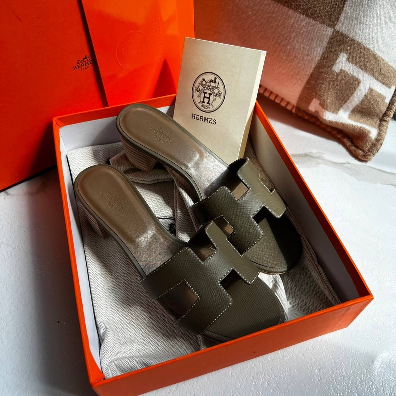 หนังแท้ Hermes sandal Epsom leather รองเท้างานสั่งตัตใช้สลับแท้ เกรดออริจินอล ตรงพื้นรองเท้าทำจากไม้รองด้วยหนังแท้ 100% งานตัดเย็บปราณีตละเอียดมากค่ะ มีอุปกรณ์ครบ หนังนิ่มใส่สบาย ใช้ทนนาน เกรดนี้คุ้มมาก ไม่ผิดหวังค่ะ ภาพสินค้าถ่ายจากงานขายจริง ใช้งานต่างป