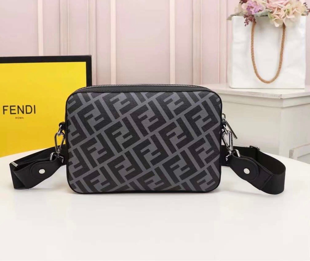FENDI Ff-Print Coated-Canvas And Leather Cross-Body Bag เกรดออริจินอล FENDI Messenger Bag กระเป๋าสะพายข้าง ให้หนุ่มๆได้ตัวตึงกันไปเลยจ้า กับกระเป๋าสะพายทรงแมสเซ็นเจอร์ รุ่นหายาก ดีไซน์เรียบหรู สะดวกใช้ที่สุด ภายในโล่งกว้าง สายสะพายถอดได้ ปรับใช้ตามสะดวก ใ