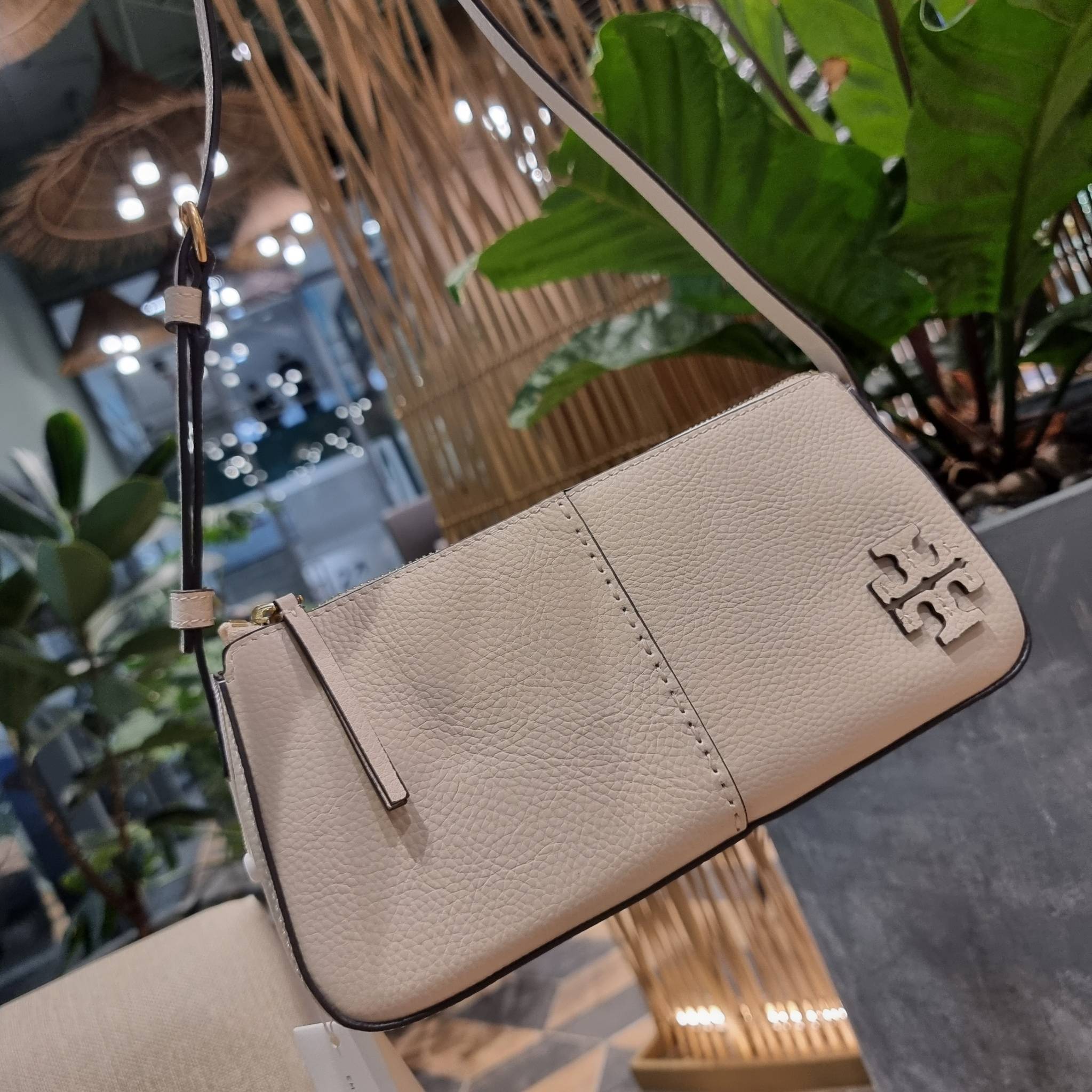 TORY BURCH MCGRAW WEDGE กระเป๋าสะพายไหล่ ทรงสวยไม่ซ้ำ ไม่เกร่อ!! สะดวกใช้งาน ดีไซน์เรียบแต่แฝงความหรู และคลาสสิคในตัว วัสดุหนังลูกวัว สัมผัสดี สวยคม เปิด-ปิดด้วยซิป ภายในเป็นช่องโล่ง มีช่องย่อยเก็บบัตร มาพร้อมสายสะพายในตัว ปรับได้อีกเล็กน้อย ไอเท็มนี้เหมา