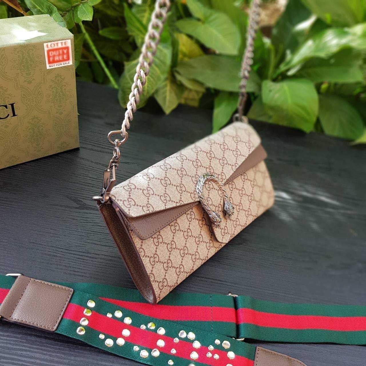 GUCCI Dionysus GG small shoulder bag กระเป๋าถือ กระเป๋าสะพายทรงสวย หรูหรา และดูแพง มาพร้อมสองสายสายพายให้เลือกปรับใช้งาน ถอดออกได้ทั้งสองสาย ถือเป็นครัชเก๋ๆได้ ดูดีมากๆ