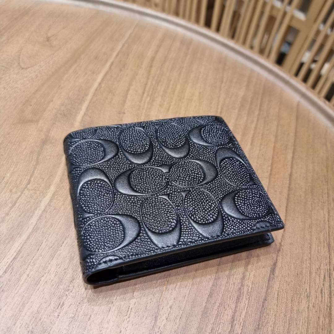 COACH 75371 COMPACT ID WALLET IN SIGNATURE CROSSGRAIN LEATHER กระเป๋าสตางค์ผู้ชาย ลาย c นูนเต็มใบ หนัง crossgrain อีกรุ่นที่ยอดขายไม่เคยตก 🤑🤑 ใบจริงดูผู้ดี ดูแพง!! ภายในมีช่องใส่บัตรได้เยอะ ใส่ธนบัตรได้ทุกใบ ซื้อให้คุณหนุ่มๆรับรองประทับใจไ