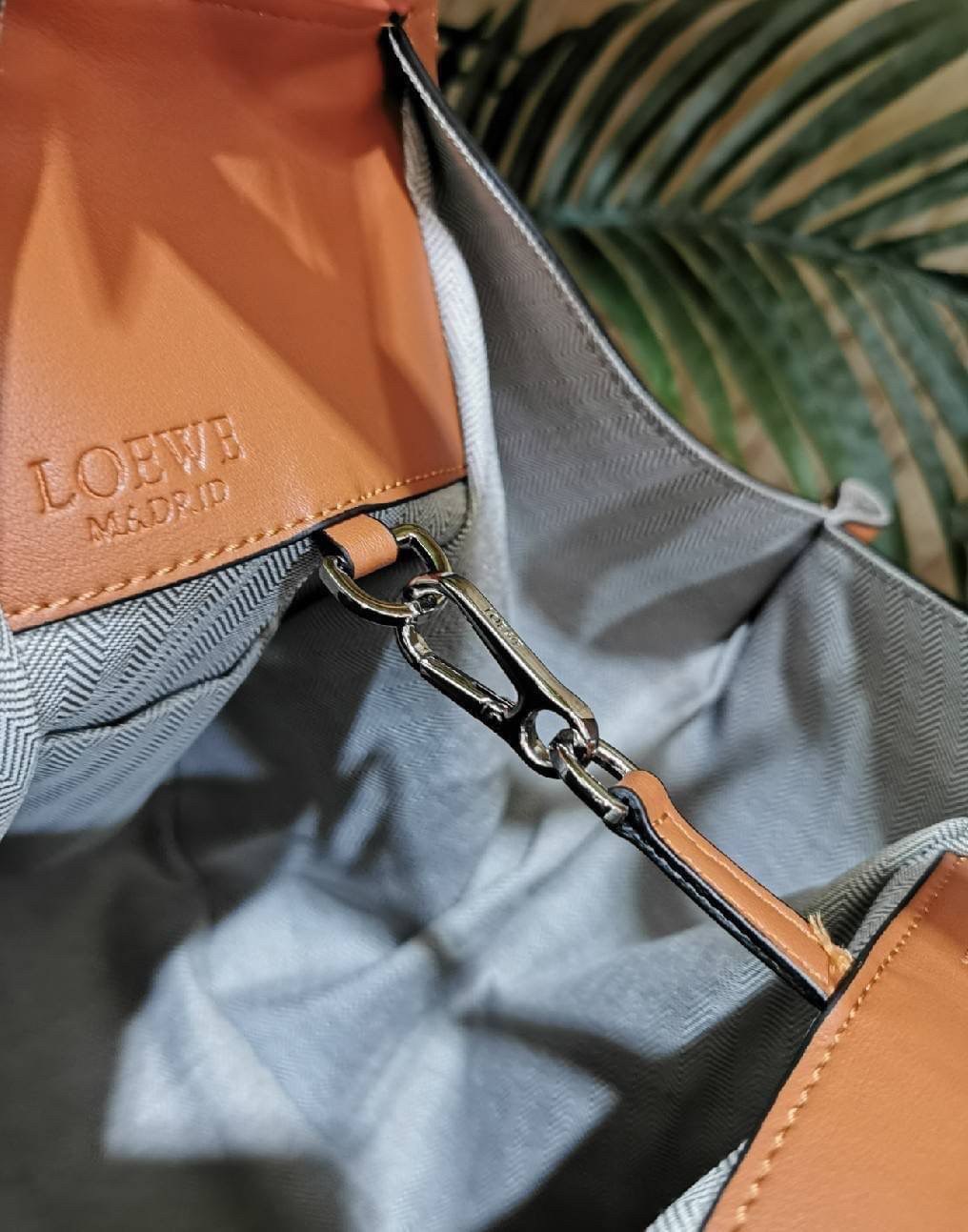 LOEWE HANDLE & SHOULDER BAG VIP GIFT WITH PURCHASE (GWP) กระเป๋าถือหรือสะพายหนังแท้พรีเมี่ยมกิ๊ฟ Limited จาก LOEWE PERFUME DUTYFREE รุ่น Rare items สุดๆวัสดุหนังแท้ Calfskin หนังสวยดีไซน์มีเอกลักษณ์ ใบใหญ่กำลังดี น้ำหนักเบา ด้านข้างมีซิปปรับขยายได้หลายทรง