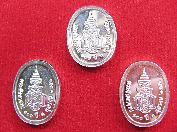 สินค้าหมดค่ะ ชุด3เหรียญเม็ดแตงรูปเหมือนสมเด็จพระสังฆราช100ปี เนื้อกะไหล่เงินลงยาสีแดง-สีเขียว-สีน้ำเงิน พร้อมกล่องเดิมค่ะ