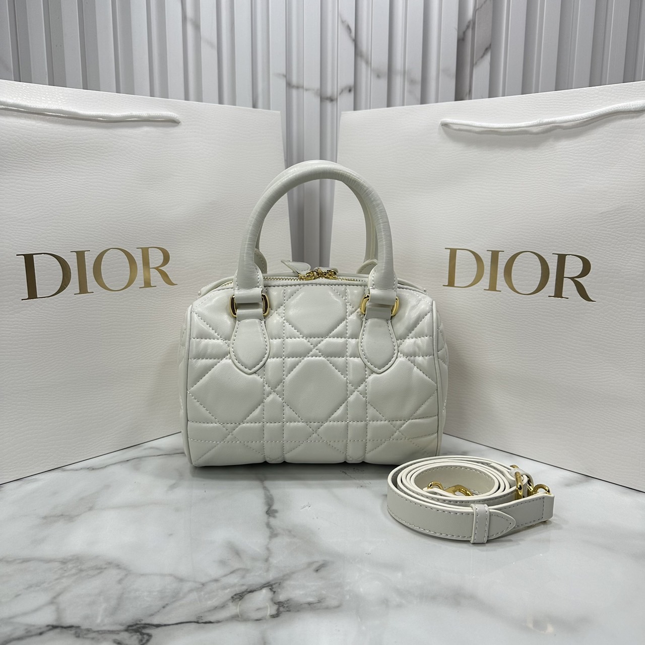DIOR Groove 20 Bag / Dior Keepall Macrocannage Leather / Oblique Jacquard กระเป๋าสะพายทรงบอสตัน Keepall ทันสมัยและสง่างาม ใช้งานได้ทั้งแบบสะพายไหล่หรือสะพายแบบครอสบอดี้ เหมาะเป็นไอเทมคู่ใจในชีวิตประจำวัน เกรดออริ 1:1