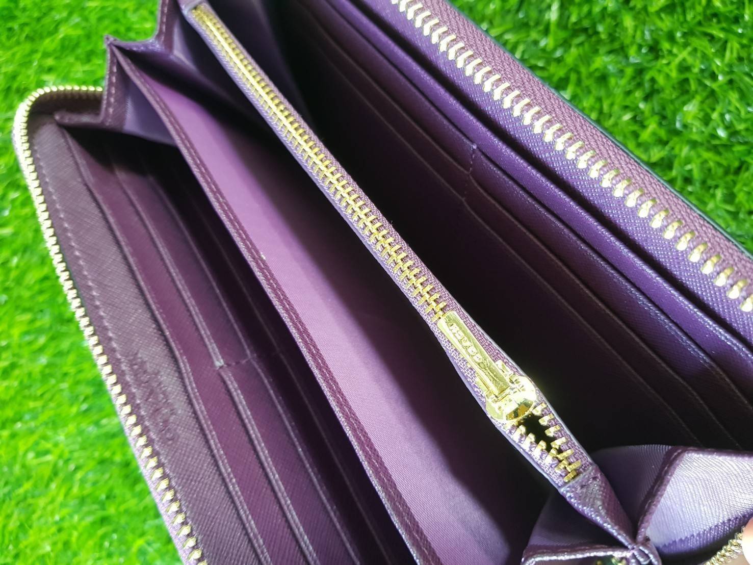 Coach longvwallet กระเป๋าสตางค์ใบยาวซิปรอบ ด้านหน้าตประดับโลโก้แบรนด์ อะไหล่ทอง ซิปแบรนด์ปั๊ม ภายในมีช่องใส่บัตร 1 2ช่อง และช่องใส่ธนบัตร 3 ช่อง มีช่องซิปกลางใส่เหรียญค่ะ