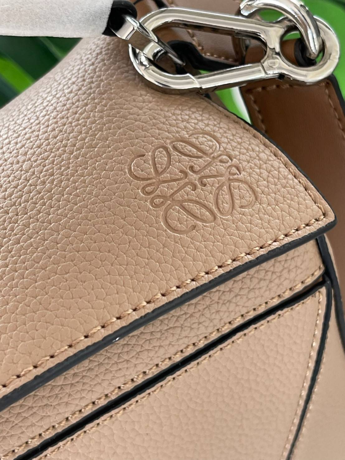 Loewe Puzzle Bag In Classic กระเป๋าทรง Puzzle นี้ออกแบบโดย Jonathan Anderson โดยได้รับแรงบันดาลใจในการออกแบบมาจากรูปทรงของลูกรักบี้ ดังนั้น จึงจะเห็นได้ว่าการตัดเย็บและรูปทรงของกระเป๋านั้นคล้ายคลึงกับลูกรักบี้ รูปทรงดูมินิมอลไม่ทิ้งคอนเซ็ปต์ของแบรนด์ สามา